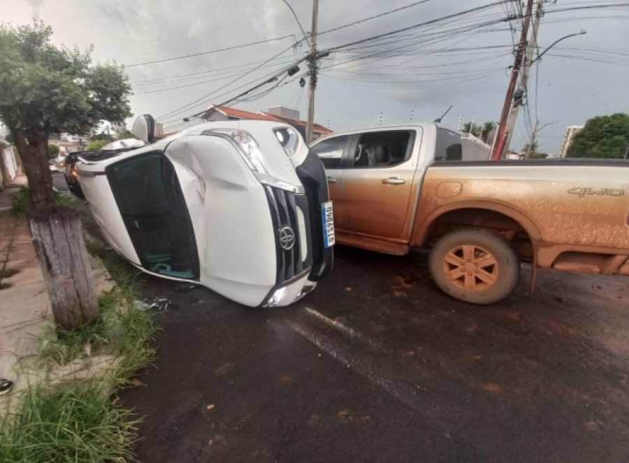 Motorista não respeita sinalização e provoca acidente na Vila Carolina