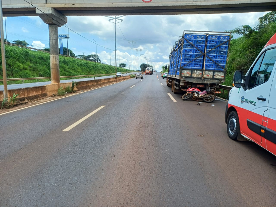 Motociclista fica ferido após bater em caminhão 